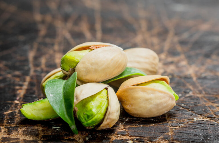 pistachos con hojas